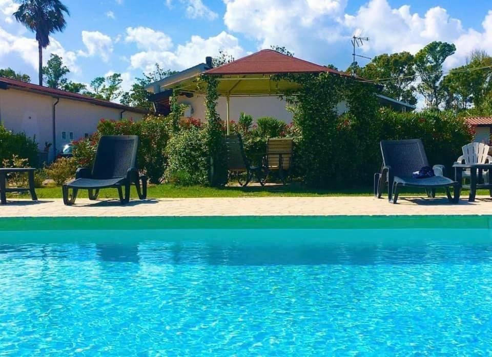 Oasi Di Francesca B&B Понтиния Экстерьер фото