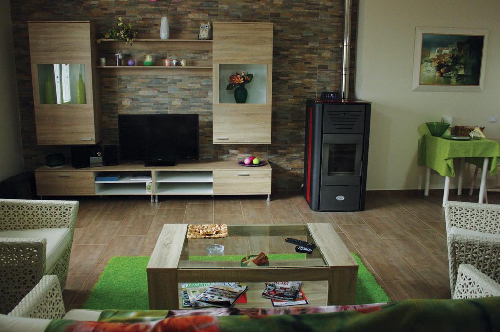 Oasi Di Francesca B&B Понтиния Экстерьер фото