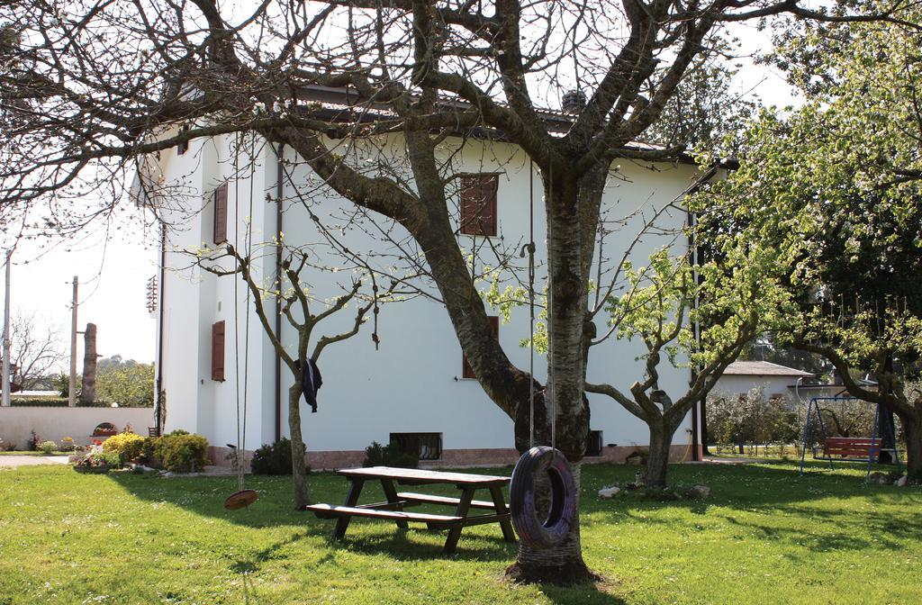 Oasi Di Francesca B&B Понтиния Экстерьер фото