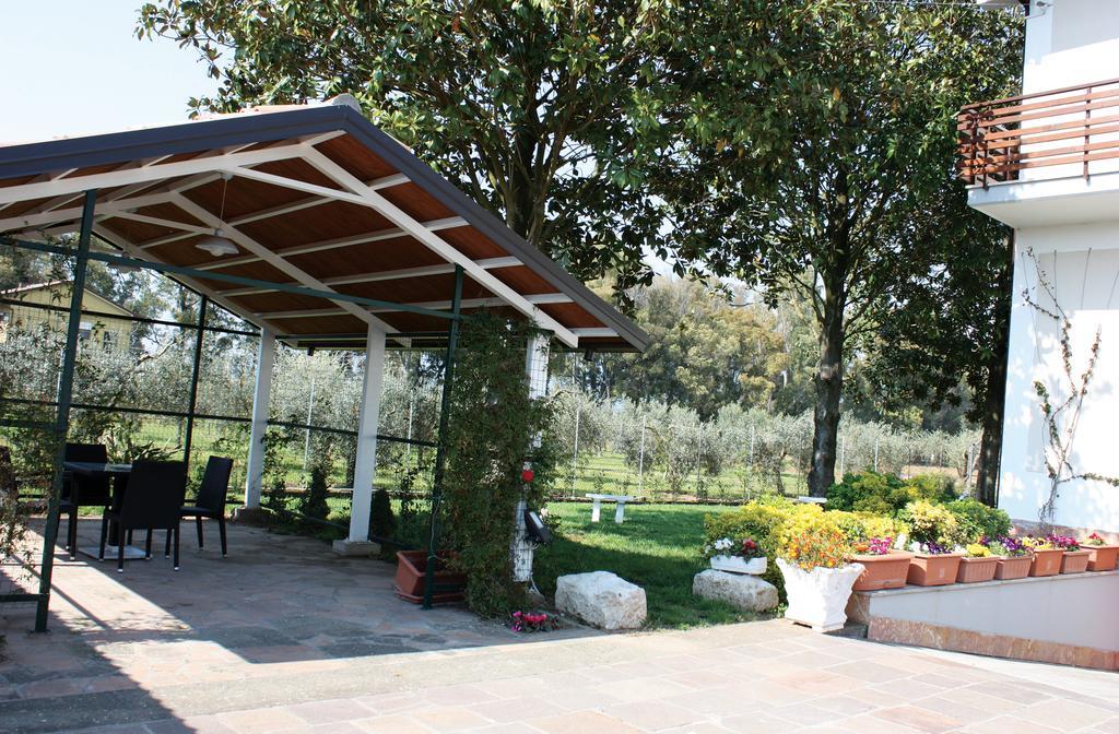 Oasi Di Francesca B&B Понтиния Экстерьер фото